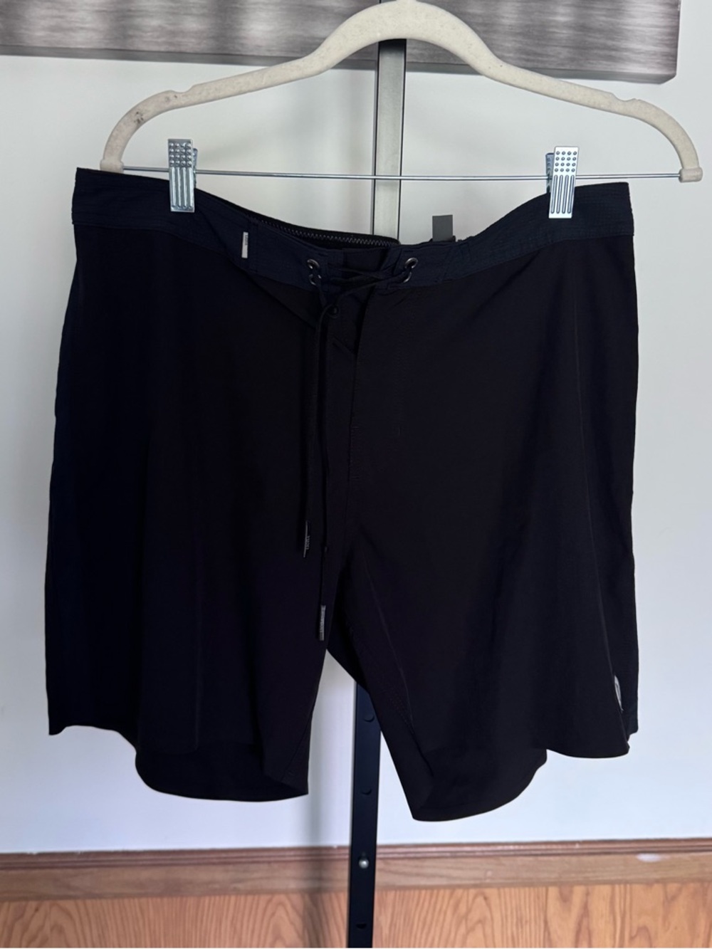 Vuori Men's Black Drawstring Swim/Active Shorts 33